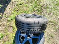  4x114.3 lyukosztású 17" használt alufelni, rajta újszerű Aplus nyári gumi gumi 