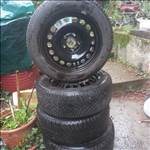  5x115 lyukosztású 16" újszerű (gyári felni) lemezfelni, rajta 205/55 használt Firestone téli gumi 
