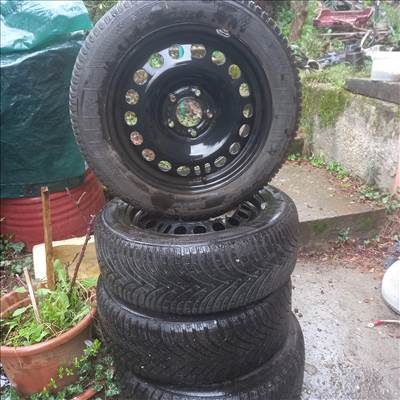  5x115 lyukosztású 16" újszerű (gyári felni) lemezfelni, rajta 205/55 használt Firestone téli gumi 