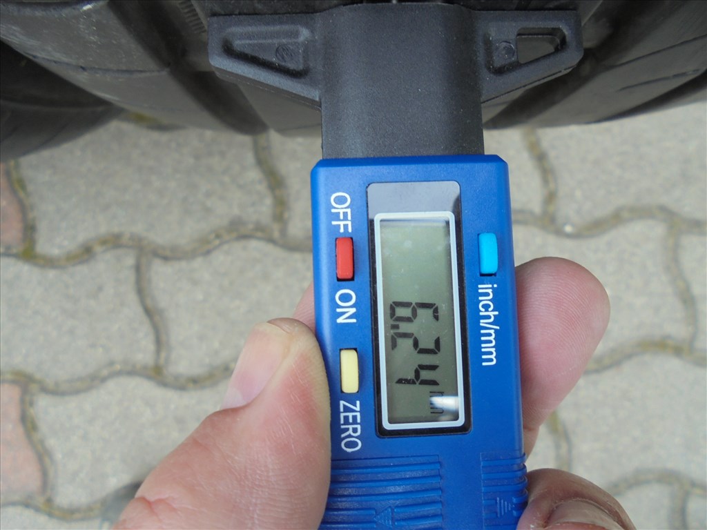 Újszerű 245/50 R19"Vredestein nyári gumi eladó 4. kép