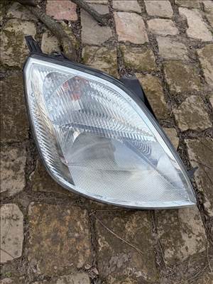 Ford Fiesta Mk5 Jobb fényszóró (2004)