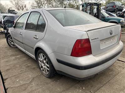 Volkswagen Bora 1.6i  bontott alkatrészei