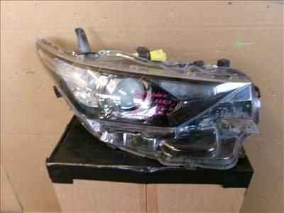 TOYOTA AURIS jobb első fényszóró 2015-2020 8110-02K30