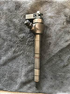 Volkswagen Passat B7 2.0CR CFFB injektor (03L130277J)