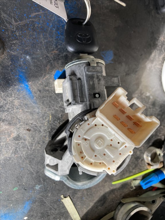 Toyota Yaris (XP130/XP150) Yaris 3 benzines gyújtás kapcsoló  450200d04 2. kép