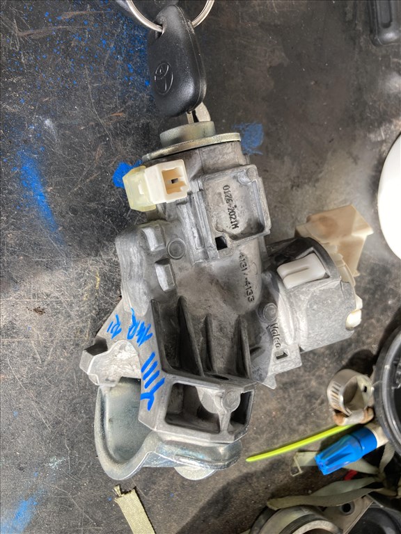 Toyota Yaris (XP130/XP150) Yaris 3 benzines gyújtás kapcsoló  450200d04 3. kép