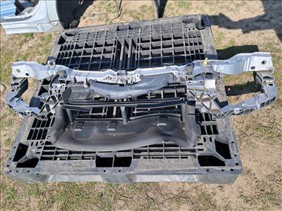 Ford Focus Mk3 homlokfal, zárhíd 