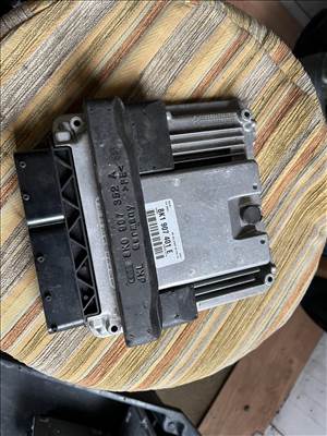 Audi A4 (B8 - 8K), Audi A5 (B8 - 8T) Motorvezérlő 8K1 907 401 E