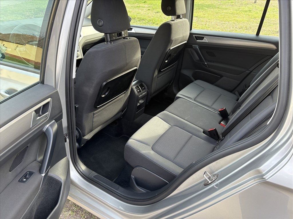 VW GOLF SPORTSVAN 1.6 TDI BMT Trendline DIGIT KLÍMA/TEMPOMAT/ÜLÉSFŰTÉS/VONÓHOROG/FRISS MŰSZAKI 10. kép