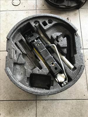 Skoda Octavia II emelő+kerékkulcs tárolóval