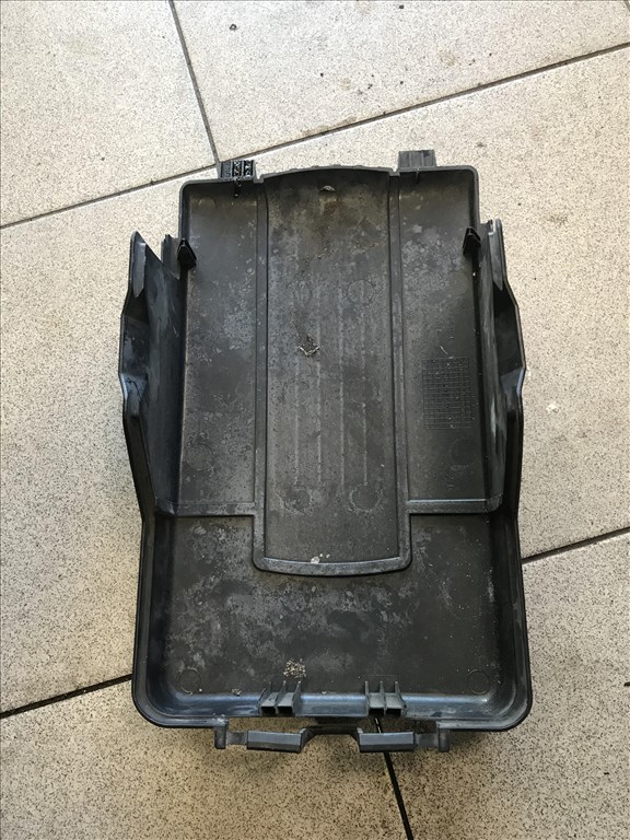 Volkswagen Golf V 2,0 PD - akkumulátor fedél 1k0915443c 2. kép