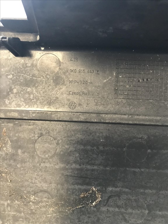 Volkswagen Golf V 2,0 PD - akkumulátor fedél 1k0915443c 3. kép