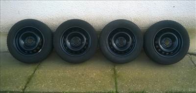 Eladó 4db 14-es 4x100-as Renault lemezfelni 175/65R14 Nokian téli gumival