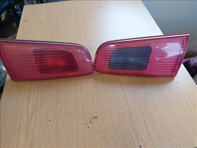 Mazda 2 Jobb hátsó belső lámpa, bal hátsó belső lámpa 