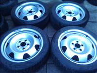  5x120 lyukosztású 17" gyári VW T5/T6 lemezfelni, rajta 225/45 újszerű Nokian téli gumi 