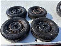  4x114.3 lyukosztású 13" használt (gyári felni) lemezfelni, rajta 175/70 újszerű Kumho téli gumi 