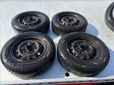  4x114.3 lyukosztású 13" használt (gyári felni) lemezfelni, rajta 175/70 újszerű Kumho téli gumi 