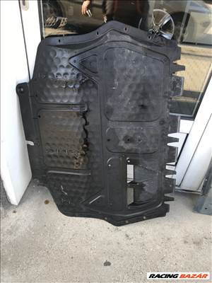 Volkswagen Golf V 2,0 PD - sérült alsó motorburkolat