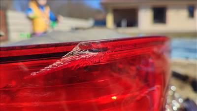 Volkswagen Golf 6 kombi jobb hátsó lámpa sérült 