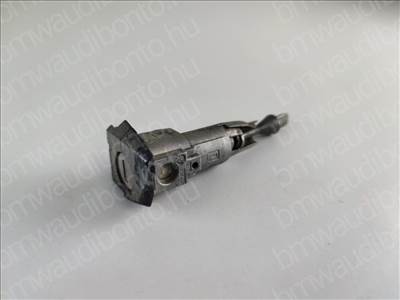 VOLKSWAGEN TOUAREG (7P5, 7P6) Bal első ajtó zárbetét (a kilincs mellett) (7P6837167)