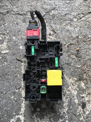 Opel Crossland X 1.2T biztosíték tábla 9806192580