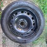  5x100 lyukosztású 15" újszerű (gyári felni) lemezfelni, rajta 185/60 használt nyári gumi  