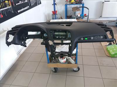 Audi Q5 műszerfal  8r1857041f-8r185700