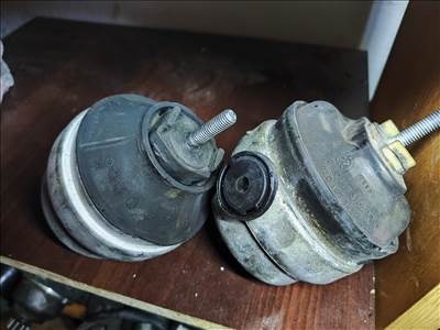 8E0 199 379 A - MOTORTARTÓ BAK párban Audi A4 B6 