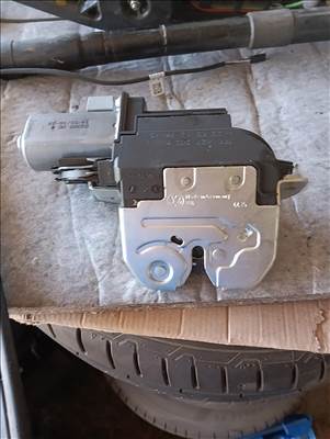 Volkswagen Sharan II, Seat Alhambra II, Touareg II, Porsche Cayenne II csomagtér ajtó alsó zár  7p0827505m