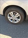  5x114.3 lyukosztású 17" újszerű (gyári felni) felni, rajta 225/60 használt Hankook nyári gumi gumi 