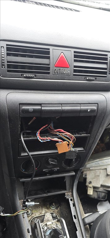 Skoda Octavia I bontott alkatrészei 1.6i BFQ 24. kép