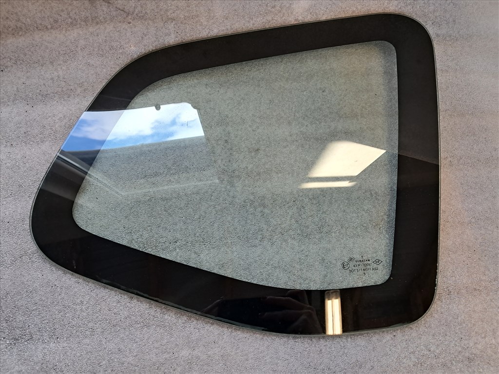 Dacia Duster I Jobb C oszlop oldal üveg  2. kép