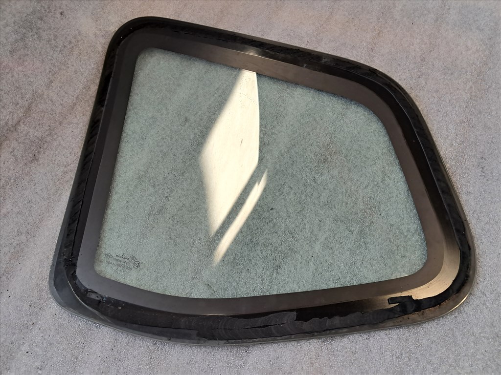 Dacia Duster I Jobb C oszlop oldal üveg  3. kép