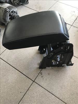 Skoda Octavia II bőr könyöklő szép állapotban 1Z0864207A