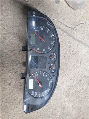 Vw passat b5 1.8 műszerfal óra 3B0 920 820 első előlap  karcos 3b0920820 vd0110008960-008