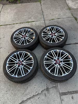  5x114.3 lyukosztású 18" használt (gyári felni) alufelni, rajta 225/40 használt Michelin nyári gumi 