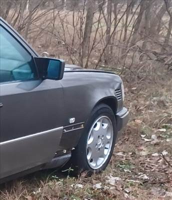 Mercedes W124 jobb.old. turbos sárvédö elado.