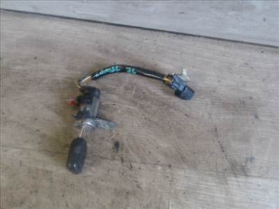 MITSUBISHI LANCER 04.06.01-07.05.30 Csomagtérajtó dugózár