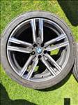 BMW Style 727M alufelni, változó szélességű kivitelben: elöl 8×19 ET26, hátul 9×19 ET41.
