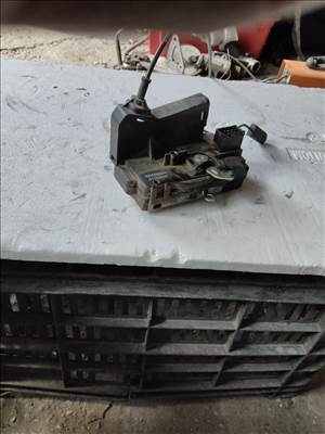 Renault Trafic II Bal első ajtó zár  8200008246