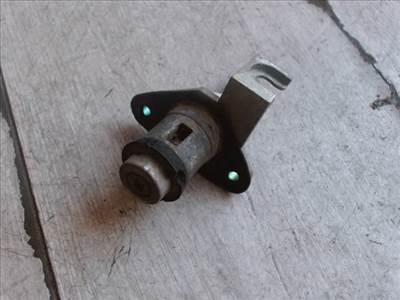 FORD KA 96-09 Csomagtérajtó dugózár