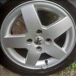  4x108 lyukosztású 15" újszerű (gyári felni) alufelni, rajta 185/65 újszerű Vredestein nyári gumi