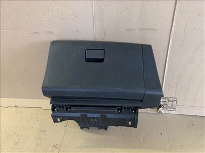 Nissan Leaf kesztyűtartó 