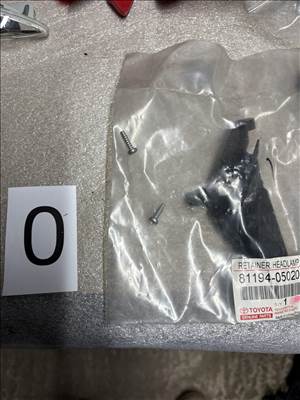 Toyota Avensis (T250) Bal lámpa tartó fül 8119405020