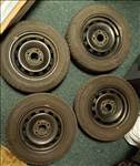  4x108 lyukosztású 14" használt lemezfelni, rajta 175/65 kopott Continental téli gumi gumi 