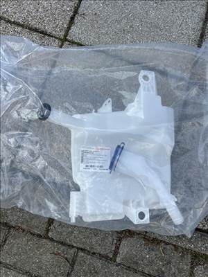 Ford Focus Mk3 ablakmosó folyadék tartály 