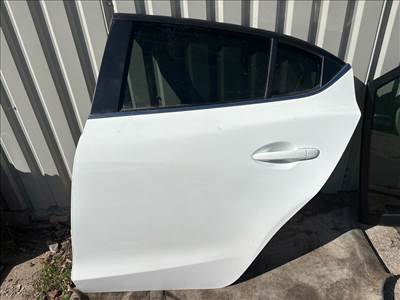 MAZDA 3 lépcsőshátú (BM) Bal hátsó Ajtó (Részeivel