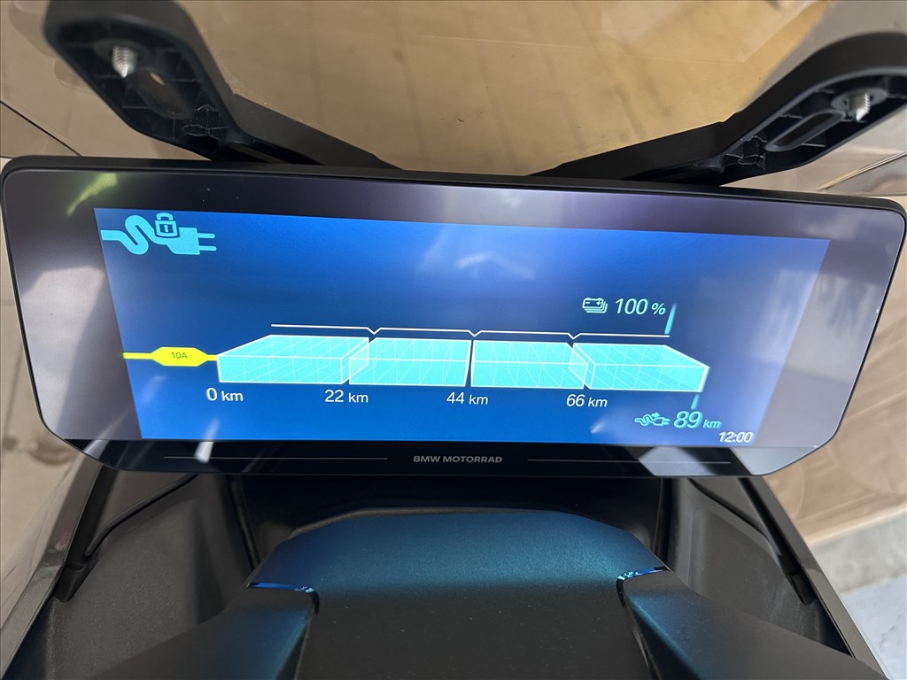 BMW CE -04  6. kép