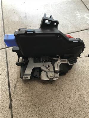 Volkswagen Jetta V bal hátsó zár 7L0839015E
