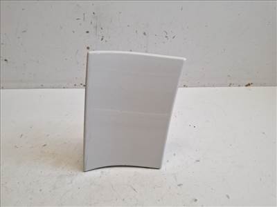 Skoda Yeti bal hátsó lámpa alatti takaró 5L6813345